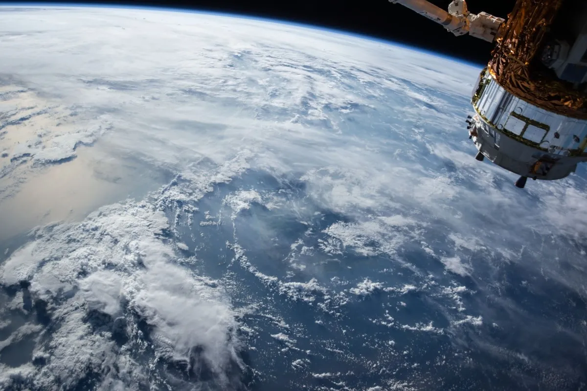 宇宙空間に浮かぶ地球